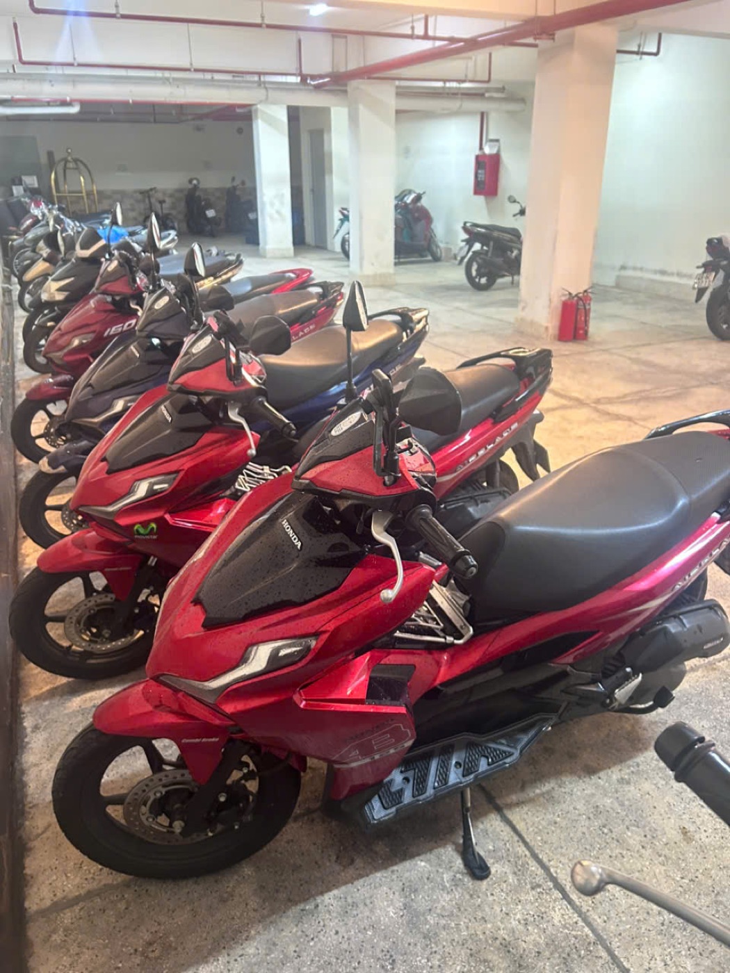 Dàn xe Air Blade màu đỏ trong bãi xe