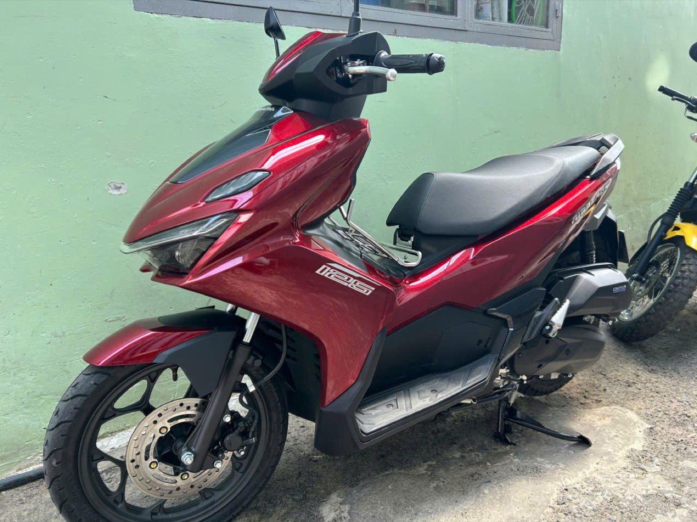 Xe Air Blade màu đỏ của Hồng Vân