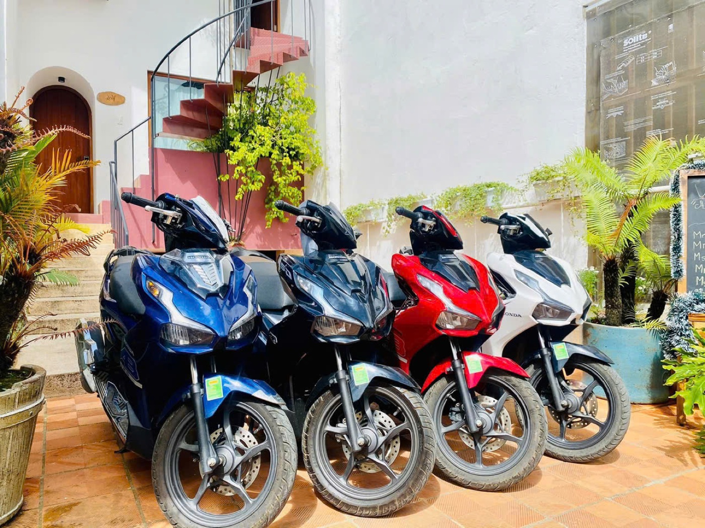 Bốn xe tay ga màu xanh đen đỏ trắng
