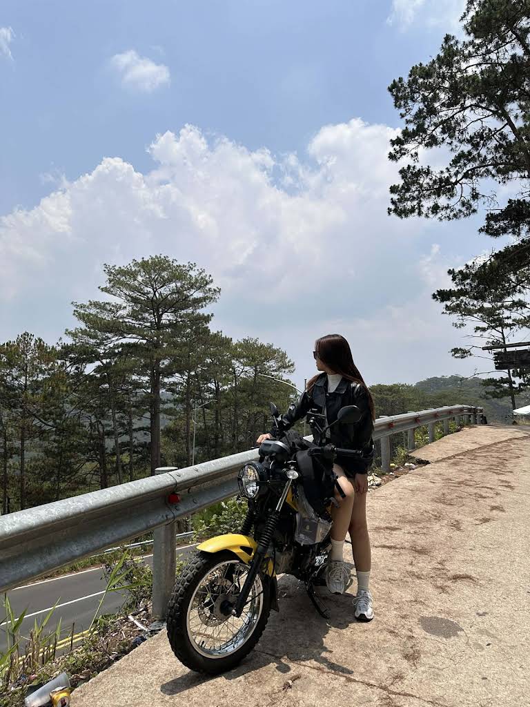 Khách chụp ảnh cùng xe PG-1 trong đánh giá Google Maps của Hồng Vân