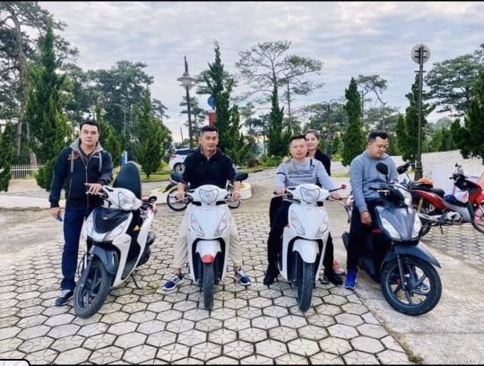 Nhóm khách nhận xe trong ảnh đánh giá Google Maps của DAI TRAN